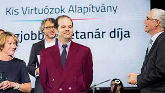 Zenetanár